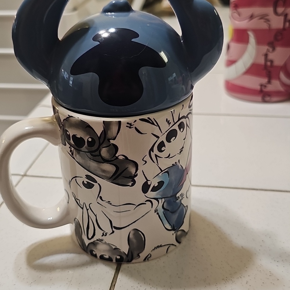 Disney Stitch Mug with Lid - Picture 2 of 4